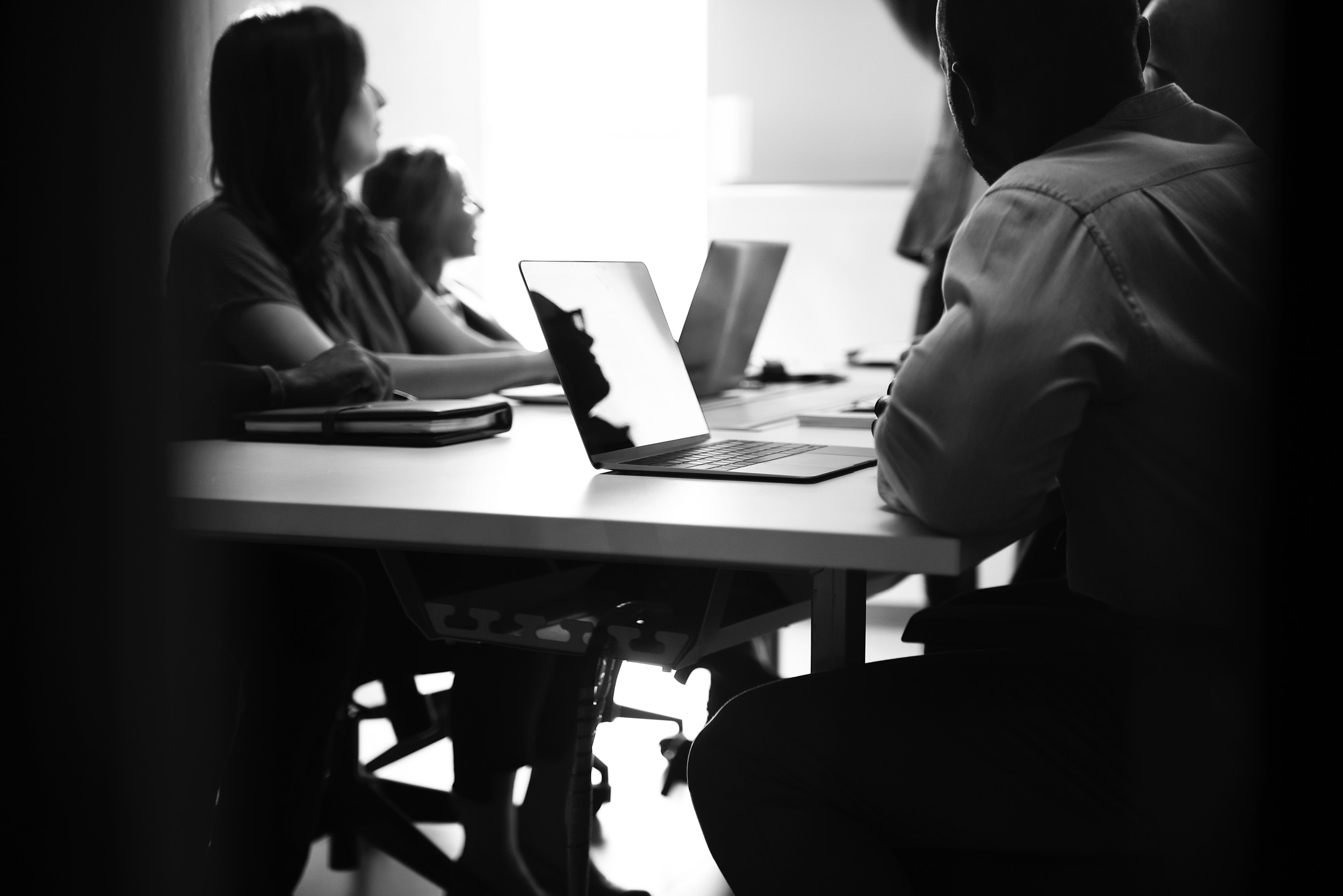 Personnes qui travaillent en coworking