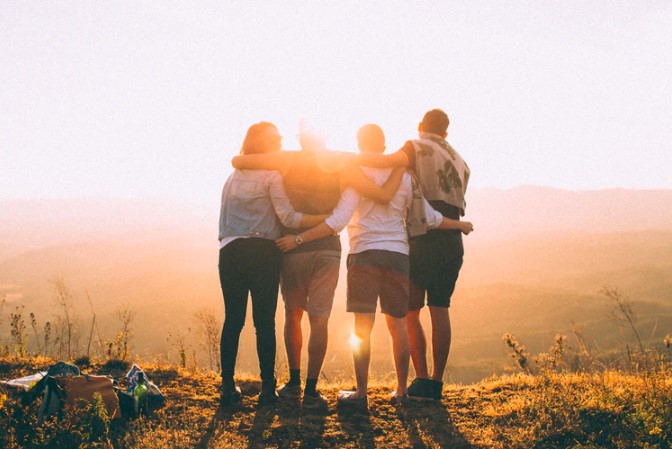 Collègues qui participent à une activité sportive pour leur team building