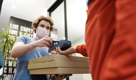 homme qui effectue un paiement sans contact grâce à la technologie RFID