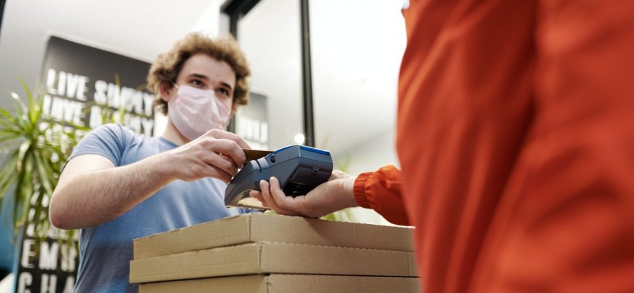 homme qui effectue un paiement sans contact grâce à la technologie RFID