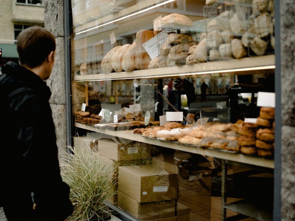 vitrine boulangerie avec du pain